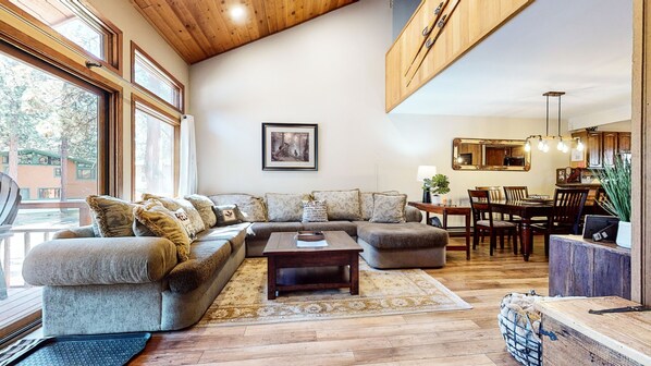 Home Decor, Indoors, Furniture, Living Room, Room