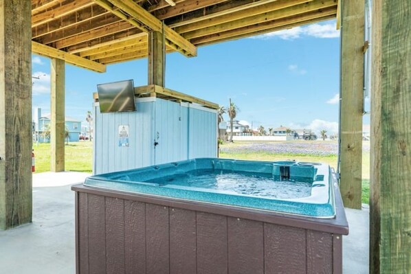 Outdoor spa tub