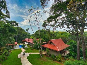 4 cabinas + pool + pool house + main house