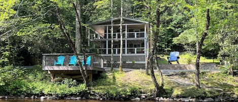 The house from the river, Right on the water!