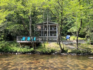 The house from the river, Right on the water!
