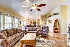 Living Room | Free WiFi | Smart TV | Fireplace | Central A/C | Sleeper Sofa