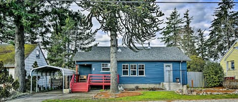 Portland Vacation Rental | 2BR | 1BA | 988 Sq Ft | Stairs to Enter