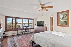 Primary Bedroom with Lake View (Queen Sized Bed)
