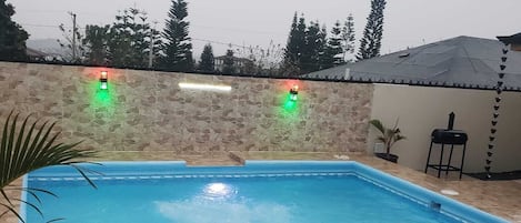 Swimming pool we heating water