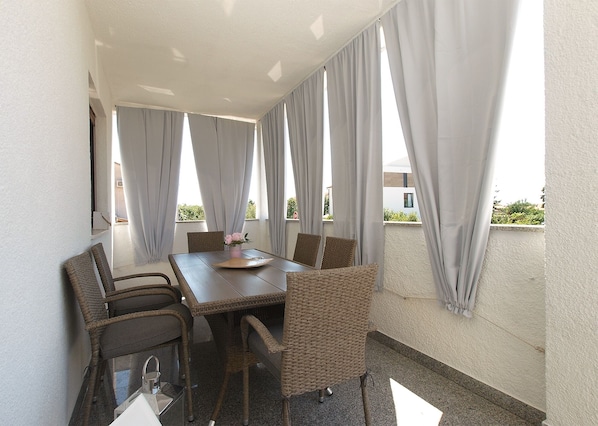 Outdoor dining