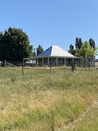 Coorumbene Cottage