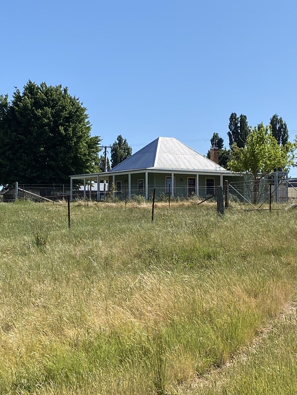 Coorumbene Cottage