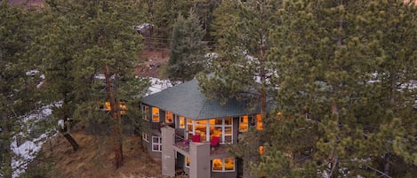 Escape to your enchanting mountain retreat in the heart of Evergreen, Colorado!
