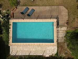 Piscine parfaitement protégée par une clôture 1m50 avec portillon d'accès fermé