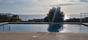 Piscine et vue mer