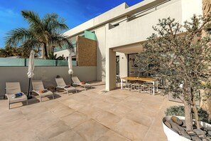 Terrace/ outdoor dining area
