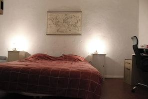 grande chambre avec un bureau 