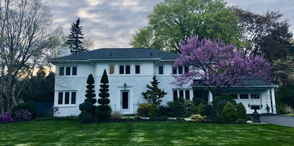 Minutes from the PGA, your mid-century modern getaway awaits . . . 
