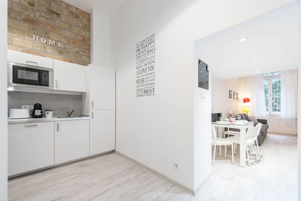 happy home Budapest WHITE 1