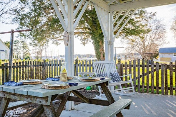 Enjoy leisurely afternoons on the protected veranda with bbq grill and marina view. So beautiful and peaceful.