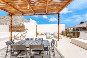 Enjoy hanagin out with friends in paradise!