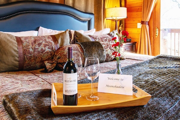 Moonshadow Master bedroom welcome letter and wine