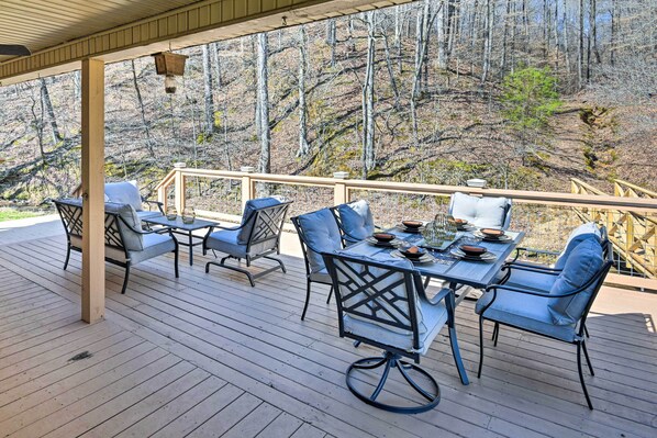 Lyles Vacation Rental | 3BR | 2.5BA | 2,240 Sq Ft | 4 Steps Required