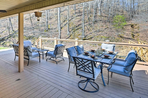 Lyles Vacation Rental | 3BR | 2.5BA | 2,240 Sq Ft | 4 Steps Required