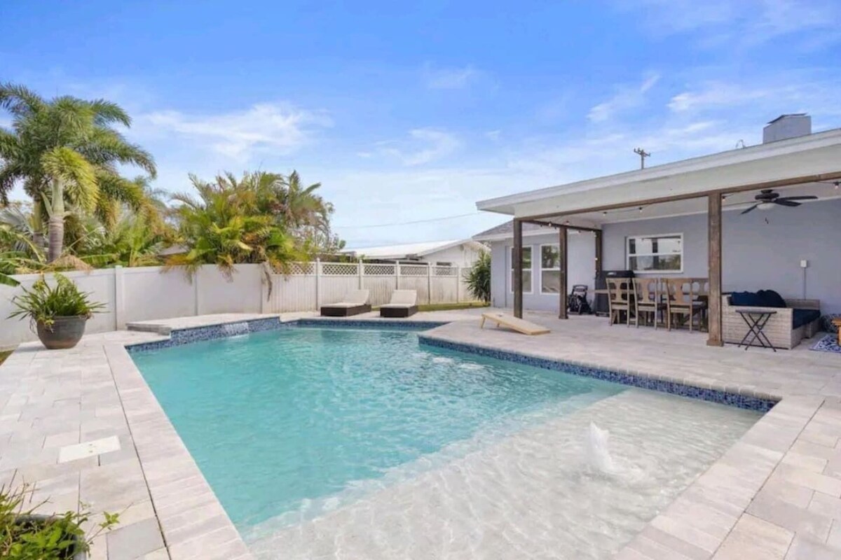 Apollo Beach Waterfront Pool Oasis