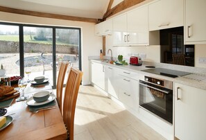 Evenwood Gables, Shropshire: Fully-equipped kitchen with bi-folding doors leading to the patio