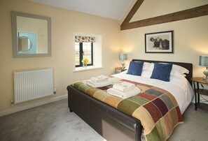 Evenwood Granary, Shropshire: Bedroom one with 5' king-size bed