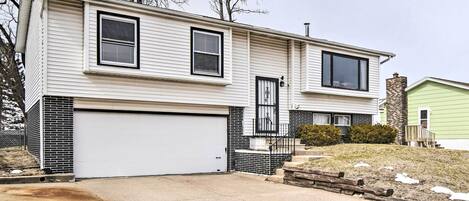 Cedar Rapids Vacation Rental | 3BR | 1BA | Stairs to Access | 1,000 Sq Ft