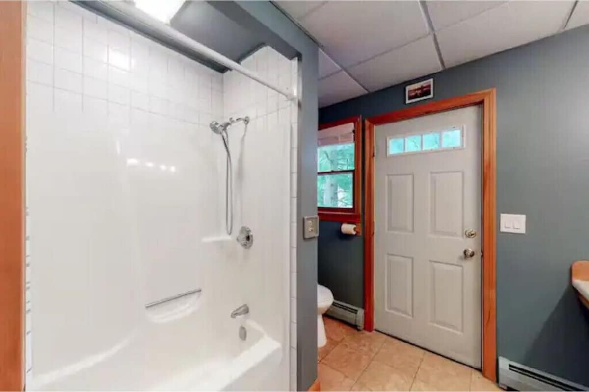 Lake Bomoseen Luxury Waterfront, Family Friendly Getaway!