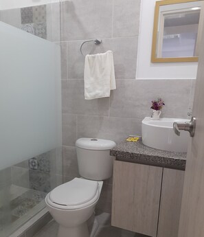 Baño  con  duña  incluye :Toallas..jabones ,cepillos y crema dental 