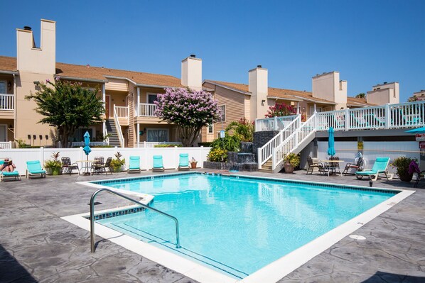 Weseazatt View Condo overlooks the pool