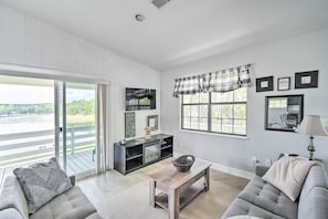 Living Room | Main Level | Smart TV | Fireplace | Free WiFi