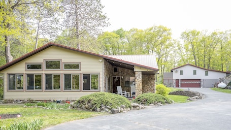 Welcome to Camp Lake! Main house has 3 bdrm and a bonus room, cabin has 2 bdrm.