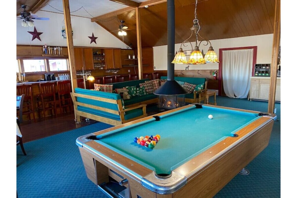 Entire Hotel • 50 Person Capacity Bromley View Inn