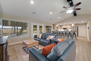 Family room w/views of river