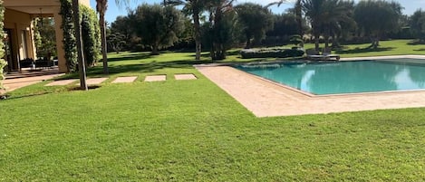 Villa luxueuse de 5 chambres avec piscine et jardin arboré 