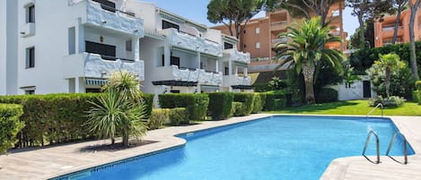 Agua, Planta, Cielo, Edificio, Propiedad, Piscina, Ventana, Azur, Árbol, Arquitectura