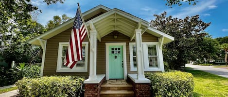 The Clearwater Cottage - Front Door