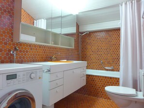 Wäschekammer, Wäschetrockner, Eigentum, Spiegel, Armatur, Waschmaschine, Produkt, Badezimmer, Badezimmerschrank, Cabinetry