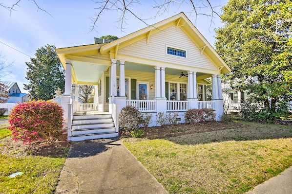 Edenton Vacation Rental | 4BR | 2.5BA | 2,446 Sq Ft | Steps Required for Entry