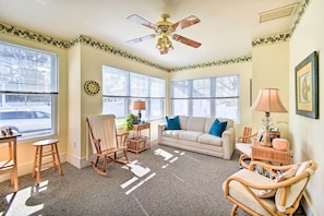 Sunroom | Smart TV | Board Games