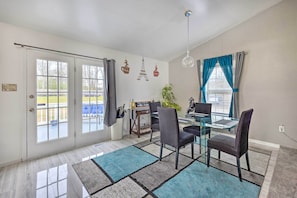 Dining Area | 5 Mi to Downtown Richmond | Self Check-In