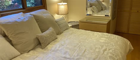King size bed that can be split into 2 twinxl- with ensuite full bathroom