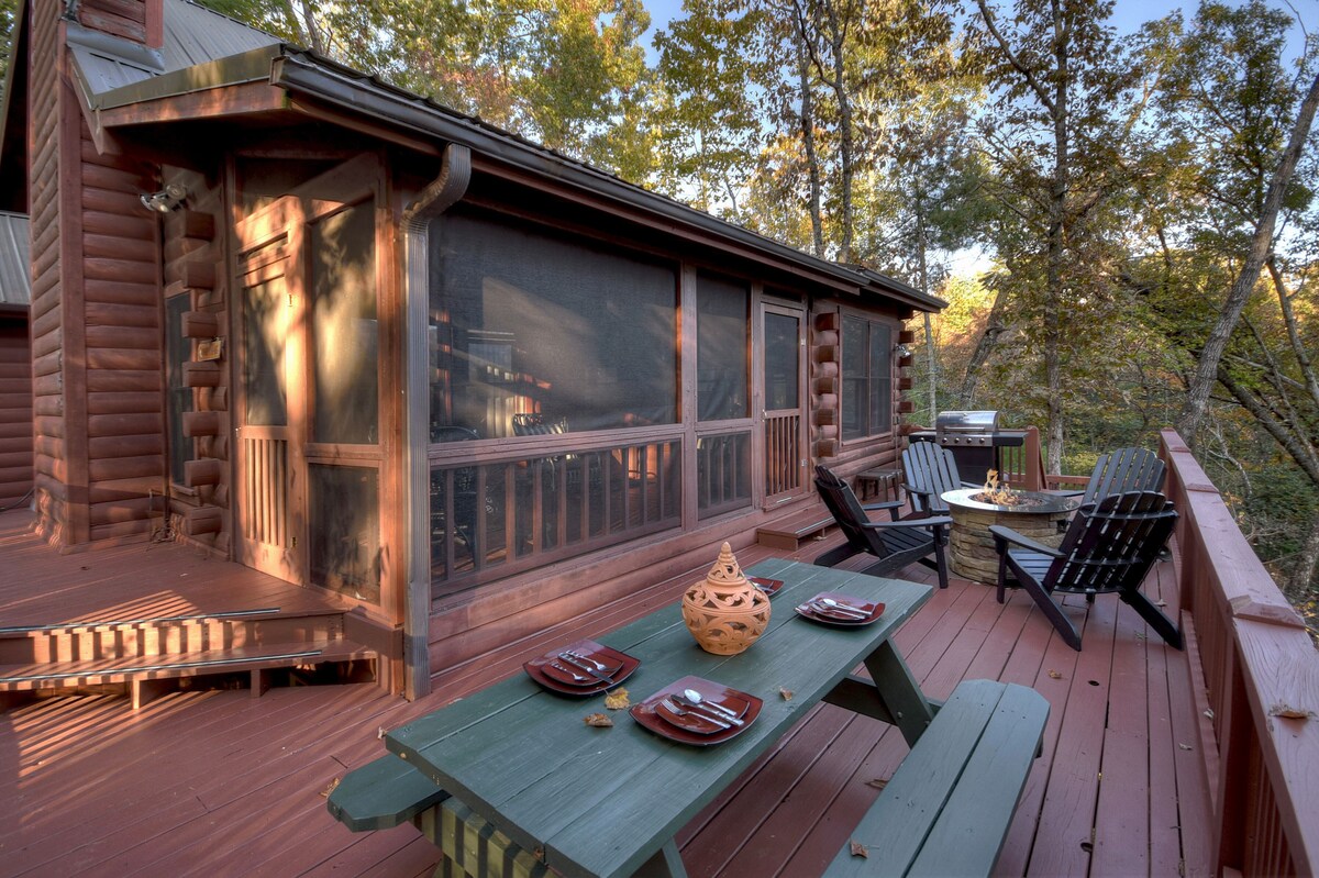 Mountain Vista is pet friendly with a Mountain view, hot tub and fire-pit and a screened porch. WiFi