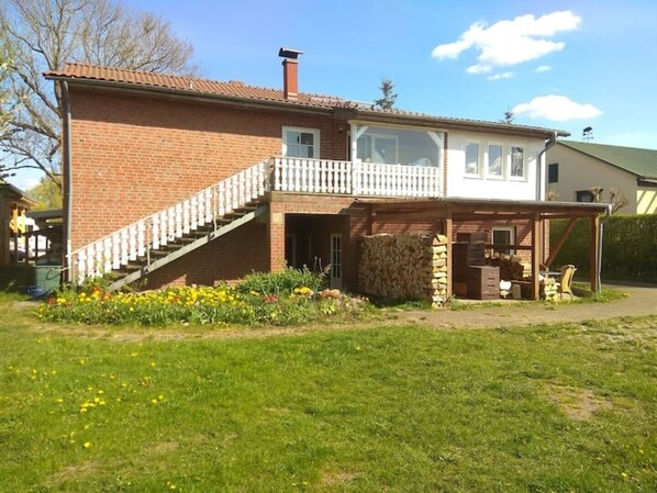 Unser schönes Haus. 
Die Schöne Ferienwohnung für Naturliebhaber ist unten.