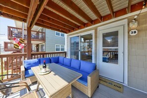 You'll want to hang out on this deck all day long - catch a view of the ocean, people-watch and sip some cocktails. 