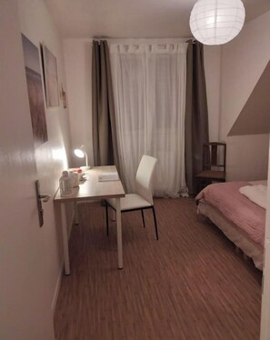 Chambre 1 version 2 couchages avec bureau et 1 placard
