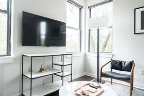 Cozysuites Music Row Stunning 2BR w/free parking!