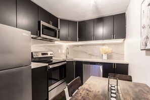 Kitchen with gorgeous quartzite countertops and backsplash