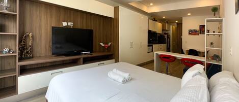 Cama doble con smart tv / double bed with smart tv